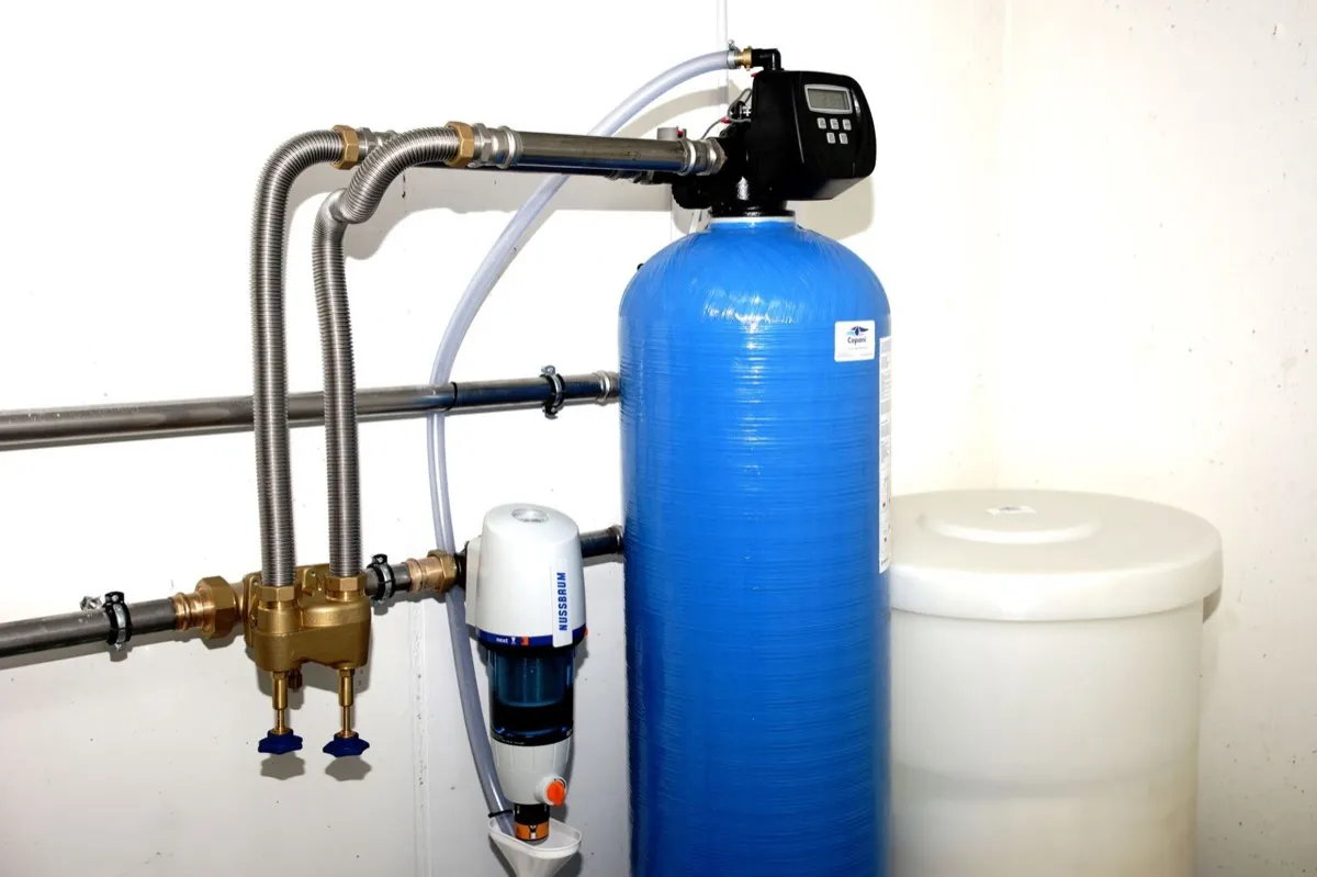 Von Copani montierte Wasserenthärtungsanlage mit Drucktank, Vorfilter und Salzbehälter im Technikraum